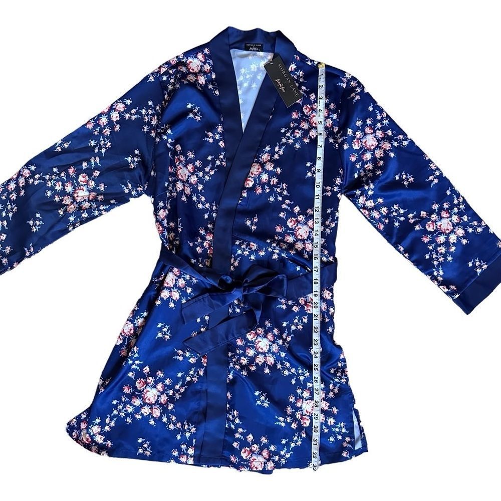 Morgan Lane x FabFitFun Navy Floral Long Sleeve Short Satin Belted Robe Sz S/M - Picture 10 of 12